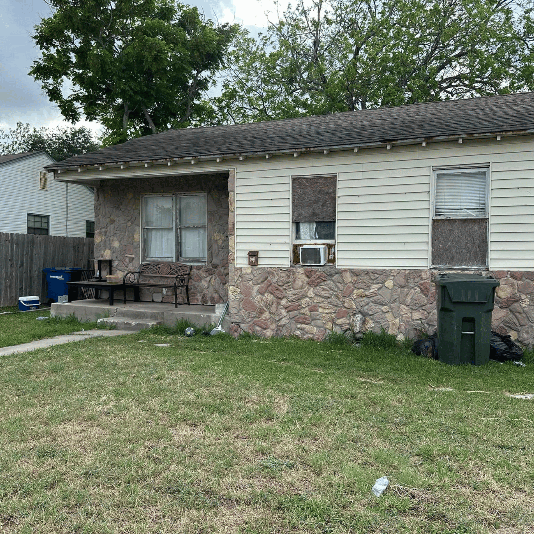 Old house in as-is condition for sale in Alvarado TX, ready for cash offer