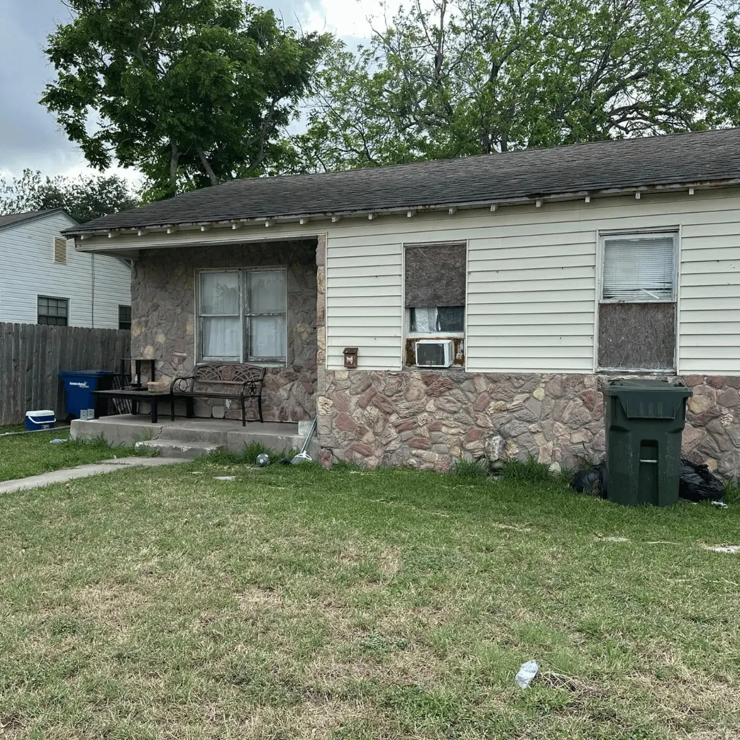 Old house in as-is condition for sale in Crandall TX, ready for cash offer